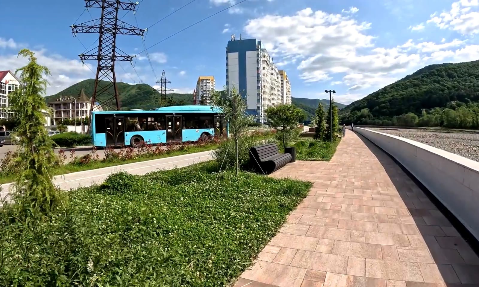 Прогулочная зона набережной реки Псезуапсе